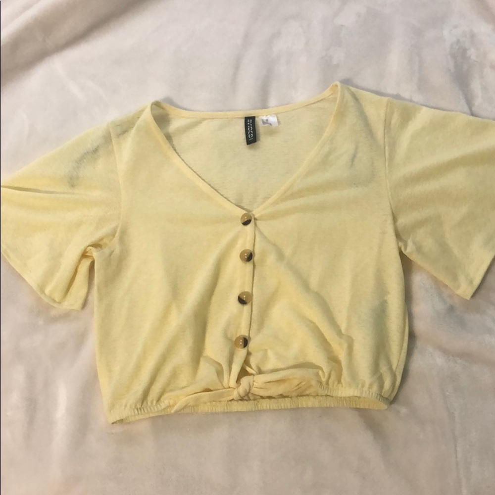 Pastel yellow buttoned cropped shirt